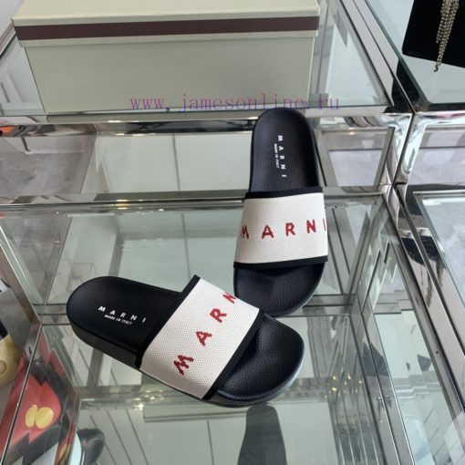 Marni's new spring and summer couple style slippers exude the necessary atmosphere for summe11zvnsg0 - Image 9