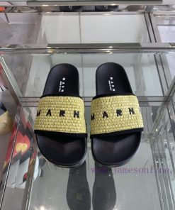 Marni's new spring and summer couple style slippers exude the necessary atmosphere for summe8tk454ac
