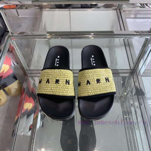 Marni's new spring and summer couple style slippers exude the necessary atmosphere for summe8tk454ac