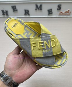 Couple styleFENDI's latest thick soled slippers for spring and summer, featuring an embroide29z28f76