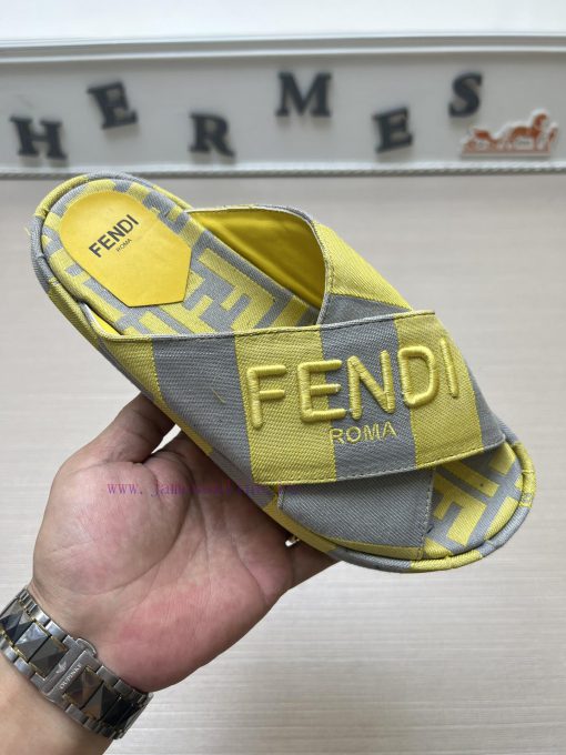 Couple styleFENDI's latest thick soled slippers for spring and summer, featuring an embroide29z28f76