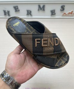 Couple styleFENDI's latest thick soled slippers for spring and summer, featuring an embroide66nt1b90