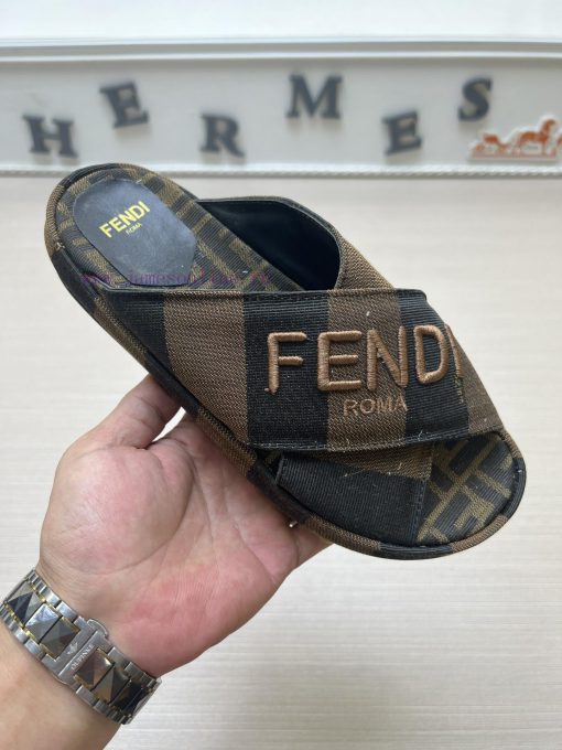 Couple styleFENDI's latest thick soled slippers for spring and summer, featuring an embroide66nt1b90 - Image 2