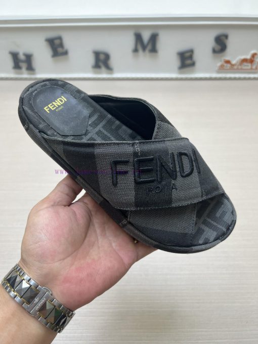 Couple styleFENDI's latest thick soled slippers for spring and summer, featuring an embroideodyv9n32 - Image 2