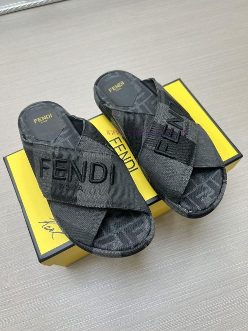 Couple styleFENDI's latest thick soled slippers for spring and summer, featuring an embroideodyv9n32 - Image 4