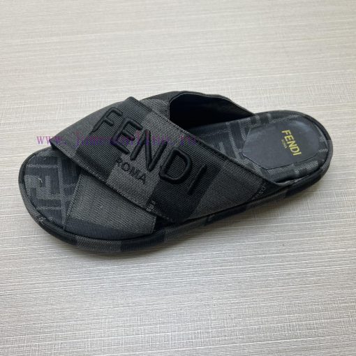 Couple styleFENDI's latest thick soled slippers for spring and summer, featuring an embroideodyv9n32 - Image 9