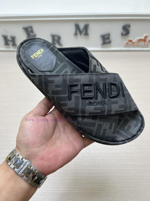 Couple styleFENDI's latest thick soled slippers for spring and summer, featuring an embroideot6r0mnm