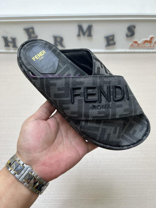 Couple styleFENDI's latest thick soled slippers for spring and summer, featuring an embroideot6r0mnm - Image 2