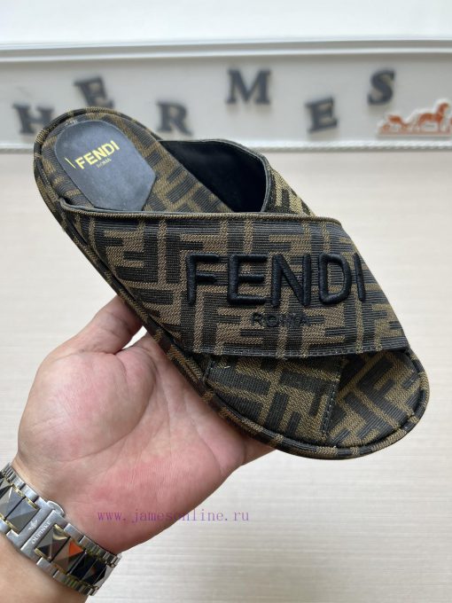 Couple styleFENDI's latest thick soled slippers for spring and summer, featuring an embroidedtg4sl3x