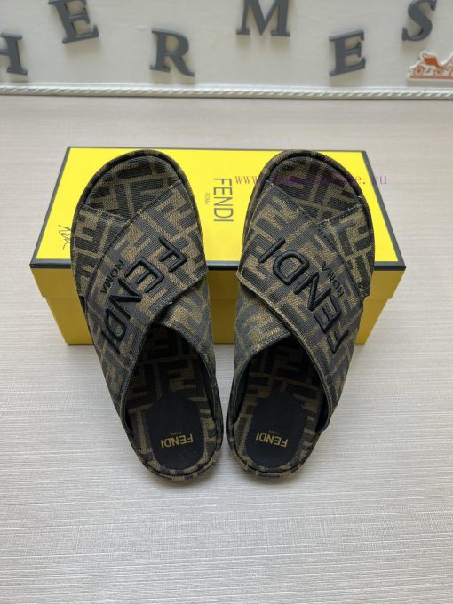 Couple styleFENDI's latest thick soled slippers for spring and summer, featuring an embroidedtg4sl3x - Image 3