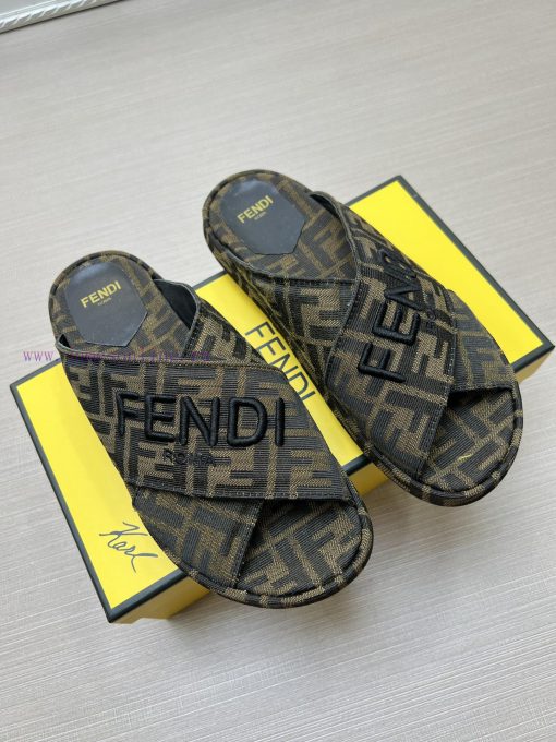 Couple styleFENDI's latest thick soled slippers for spring and summer, featuring an embroidedtg4sl3x - Image 4
