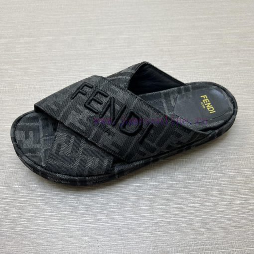 Couple styleFENDI's latest thick soled slippers for spring and summer, featuring an embroideot6r0mnm - Image 9