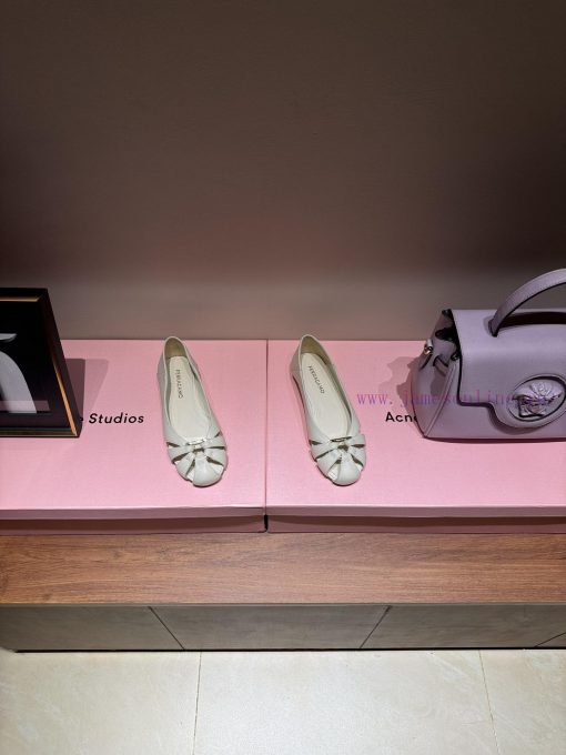 The mostFerragamo 24 year old Ferragamo ballet flat shoes FAM high-frequency exposure ballet0u299zit - Image 3