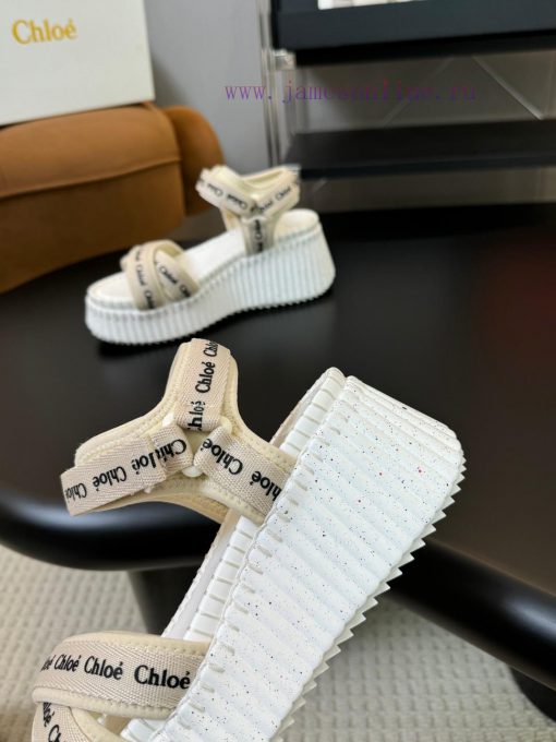 In 2024, Chloe launched a new pair of sandals for spring and summer, which have become populkvkh5pet - Image 8