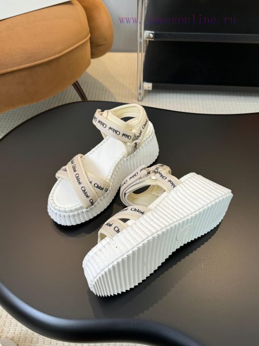 In 2024, Chloe launched a new pair of sandals for spring and summer, which have become populkvkh5pet - Image 12