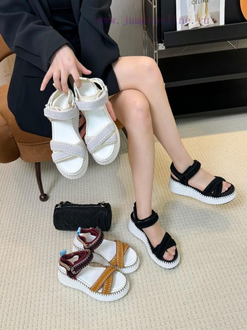 In 2024, Chloe launched a new pair of sandals for spring and summer, which have become populn6jxjoh5 - Image 3