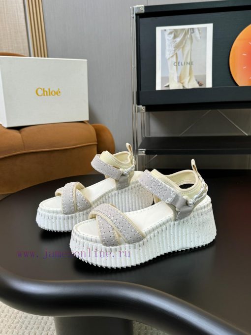 In 2024, Chloe launched a new pair of sandals for spring and summer, which have become populn6jxjoh5 - Image 11