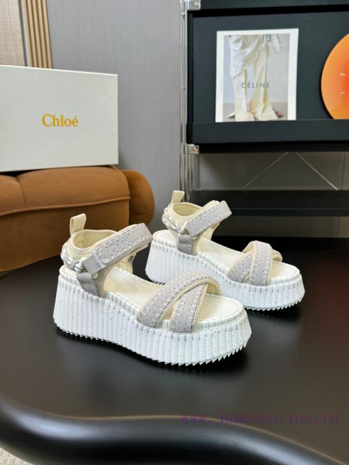 In 2024, Chloe launched a new pair of sandals for spring and summer, which have become populn6jxjoh5 - Image 12
