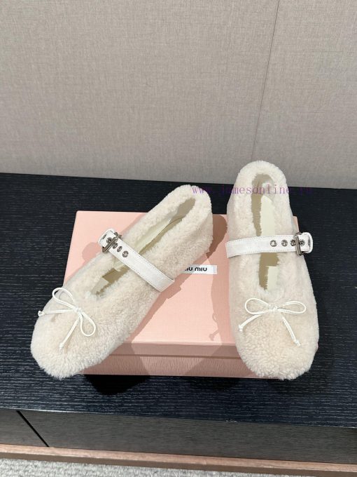 Top qualitymiumiu ss24new arrival～Miu Home 2024 Autumn/Winter New Hairy ShoesThe creamy ballmh8e0c9k - Image 4
