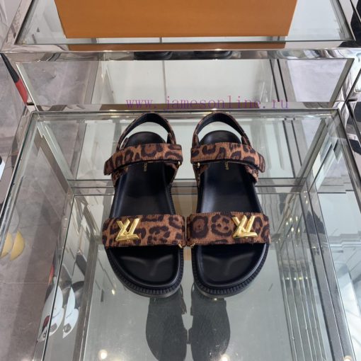 Top LV 2024 Spring/Summer New Collection focuses on beach sandals, hard goods, new purchasin35w3orkg