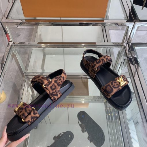Top LV 2024 Spring/Summer New Collection focuses on beach sandals, hard goods, new purchasin35w3orkg - Image 4