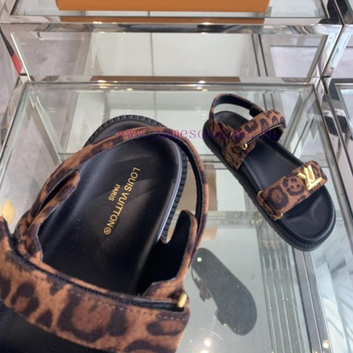Top LV 2024 Spring/Summer New Collection focuses on beach sandals, hard goods, new purchasin35w3orkg - Image 5