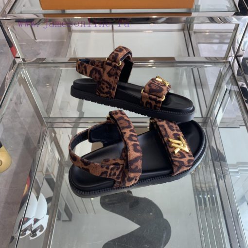 Top LV 2024 Spring/Summer New Collection focuses on beach sandals, hard goods, new purchasin35w3orkg - Image 8