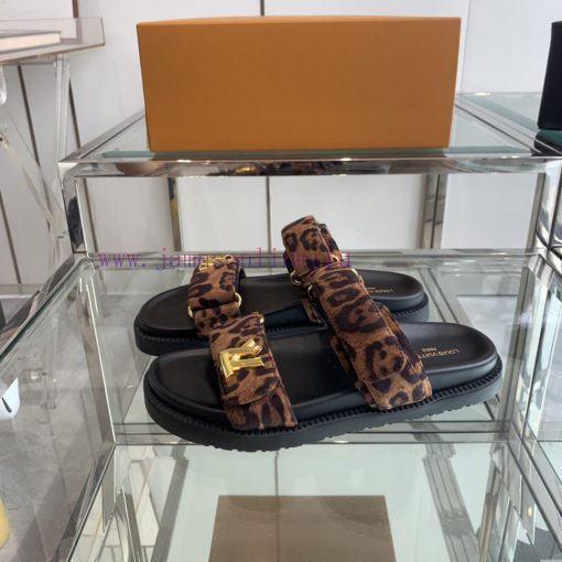 Top LV 2024 Spring/Summer New Collection focuses on beach sandals, hard goods, new purchasing3zs2dp6 - Image 3