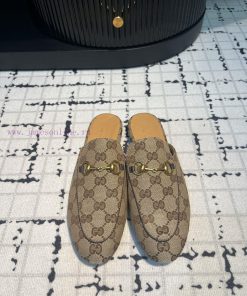 Gucci's classic horseclip slippers not only have a classic style, but also the latest colorso9he1nrs