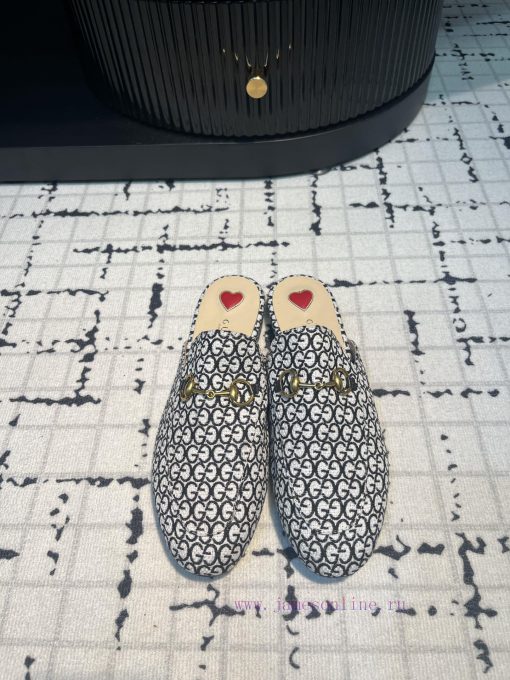 Gucci's classic horseclip slippers not only have a classic style, but also the latest colorswg3wxqjy - Image 2