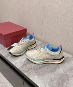 Valentino's latest Easy Jog sneakersYang Yang, Zheng Ye, Cheng Wang, and Hongyi perform the b33l8ez8