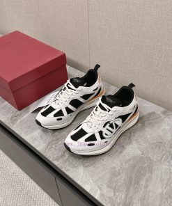 Valentino's latest Easy Jog sneakersYang Yang, Zheng Ye, Cheng Wang, and Hongyi perform the yj92w3y7