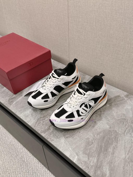 Valentino's latest Easy Jog sneakersYang Yang, Zheng Ye, Cheng Wang, and Hongyi perform the yj92w3y7