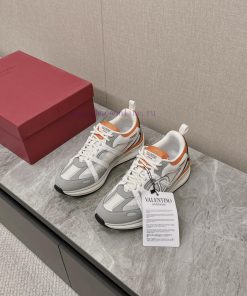 Valentino's latest Easy Jog sneakersYang Yang, Zheng Ye, Cheng Wang, and Hongyi perform the emwrdn43