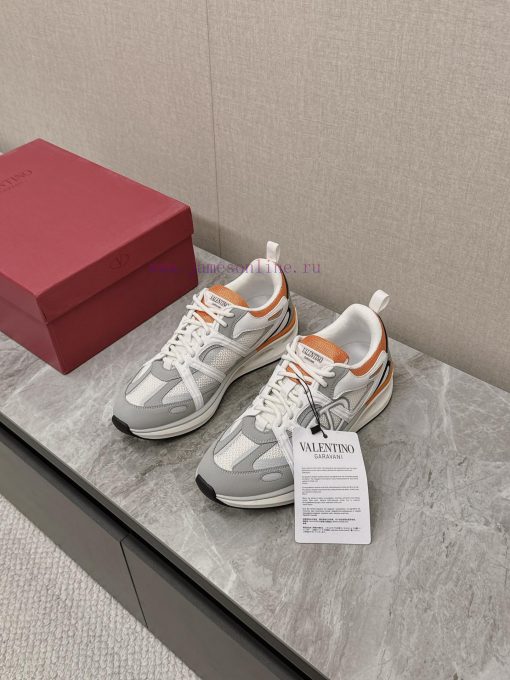 Valentino's latest Easy Jog sneakersYang Yang, Zheng Ye, Cheng Wang, and Hongyi perform the emwrdn43