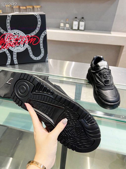 Versace, popular all over the internet in 2024, is a pair for everyone. The original Versacey9f3zt31 - Image 4