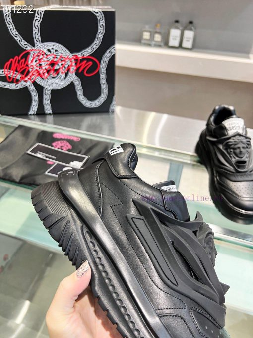 Versace, popular all over the internet in 2024, is a pair for everyone. The original Versacey9f3zt31 - Image 5