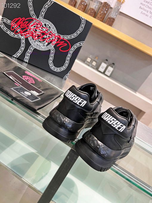 Versace, popular all over the internet in 2024, is a pair for everyone. The original Versacey9f3zt31 - Image 8