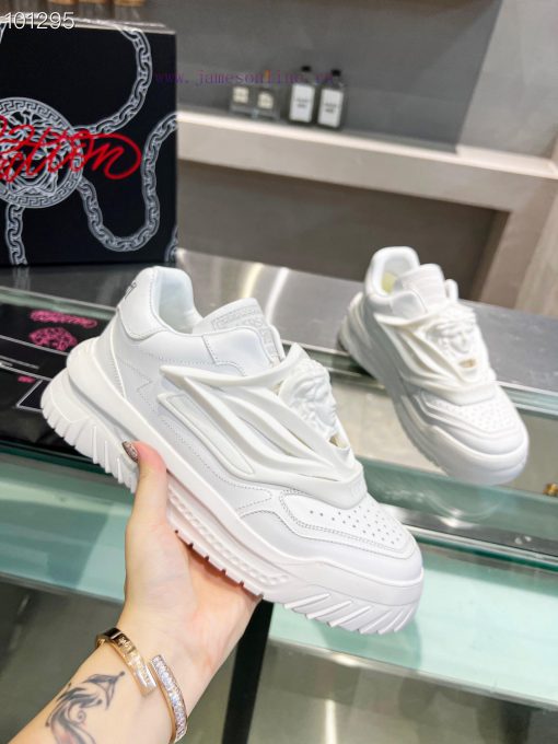 Versace, popular all over the internet in 2024, is a pair for everyone. The original Versacek3oviv5n