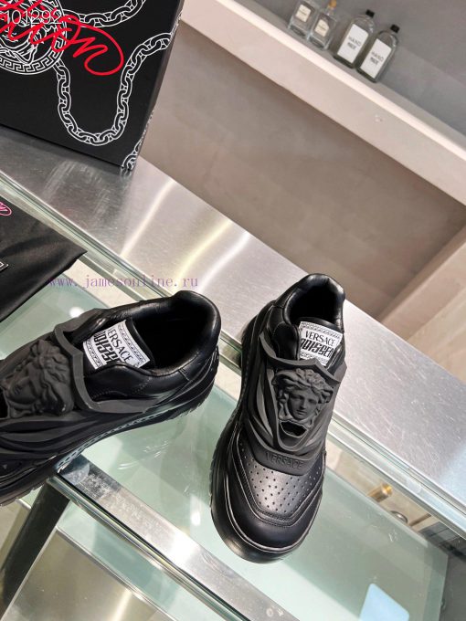 Versace, popular all over the internet in 2024, is a pair for everyone. The original Versacey9f3zt31 - Image 10