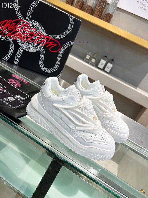 Versace, popular all over the internet in 2024, is a pair for everyone. The original Versacek3oviv5n - Image 9