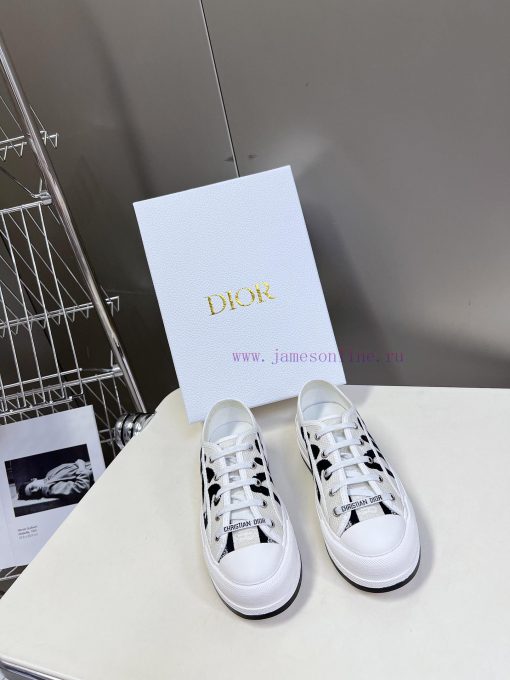 Dior's latest fashion show for spring and summer, casual thick soled cloth shoes are hard toxftiwwek