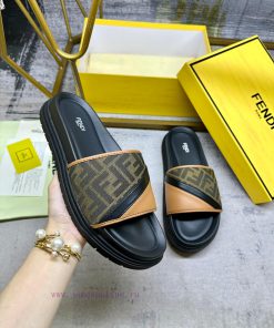 FENDI's latest wide padded slippers with brown FF jacquard and brown cowhide stitching, blacojexm7uv