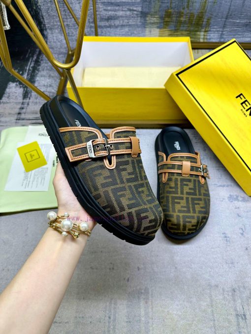 FENDI's latest round headed flat bottom slippers, made of brown FF jacquard fabric, decoratez4ts74eb