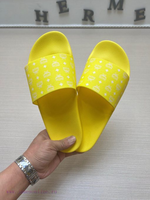 MCM's latest popular fashion slippers, with original 11 mold opening on the official websit4zrfeips - Image 3