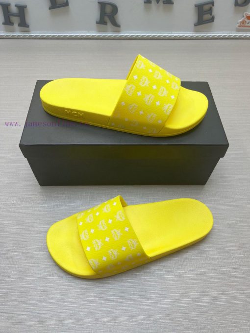 MCM's latest popular fashion slippers, with original 11 mold opening on the official websit4zrfeips - Image 5