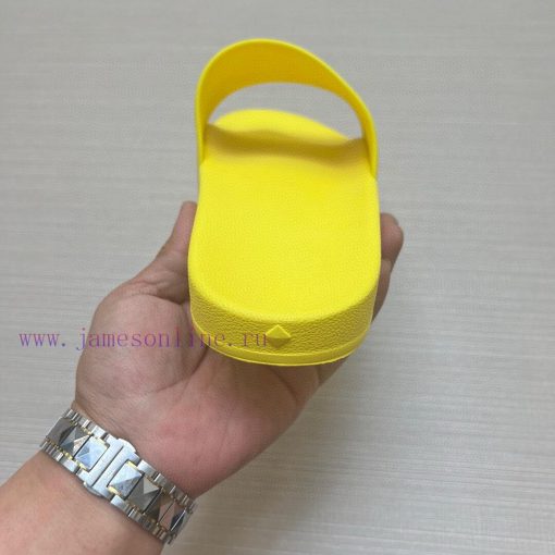 MCM's latest popular fashion slippers, with original 11 mold opening on the official websit4zrfeips - Image 8