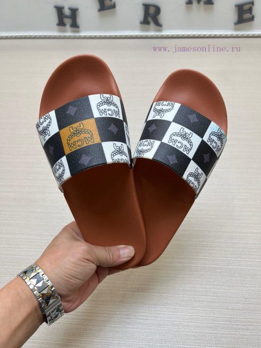MCM's latest popular fashion slippers, with original 11 mold opening on the official websitekwz3xcj4 - Image 3