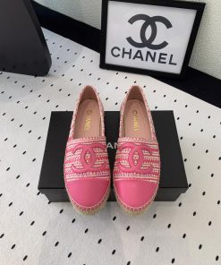 Chanel's new fisherman shoes are designed and made with heavy craftsmanship in summer. They i70wtzx5