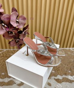 Amina Muaddi2024's new Charlotte series high heels have sharp edges and slanted square headswlxi4c1x
